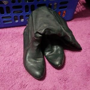 Black boots with hidden heel